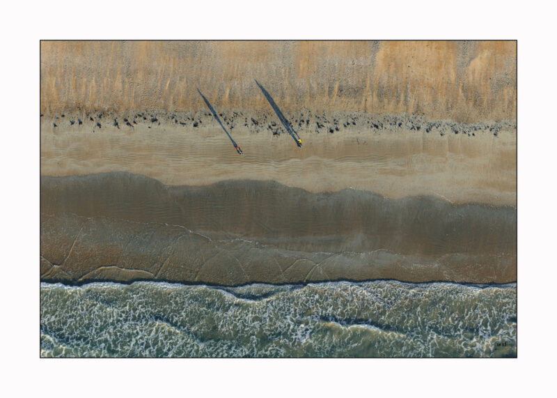 Promeneurs sur la plage